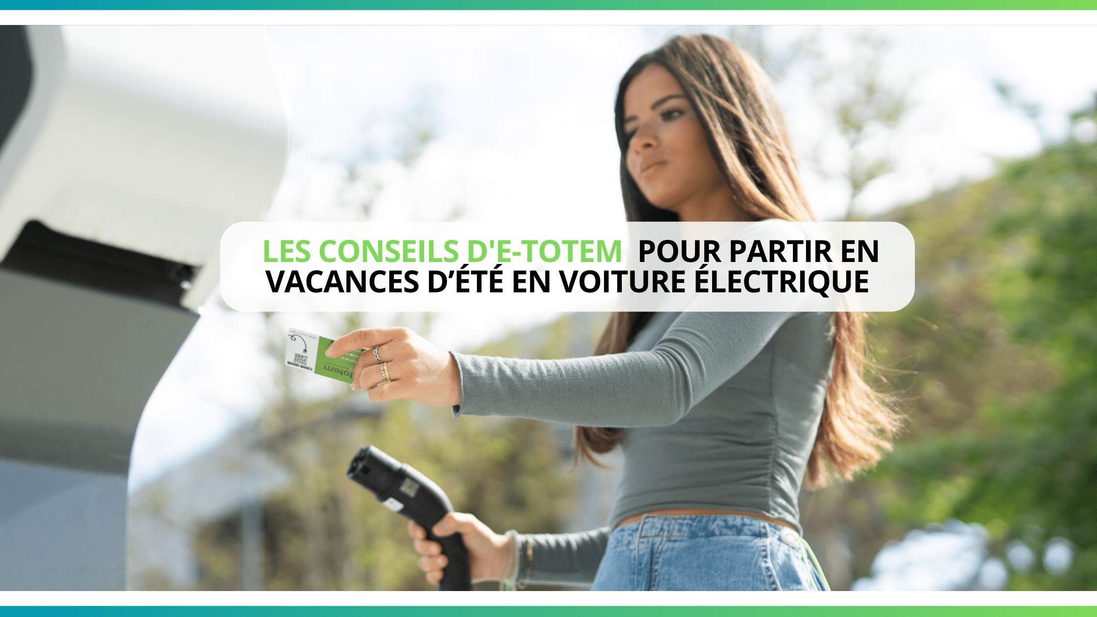 femme qui charge sur une borne de recharge e-totem avec la carte de recharge e-totem